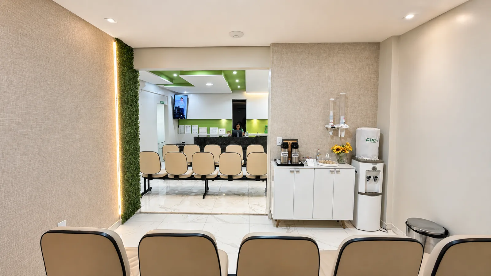 Recepção da CDC Odonto, com sala de espera ampla e acolhedora